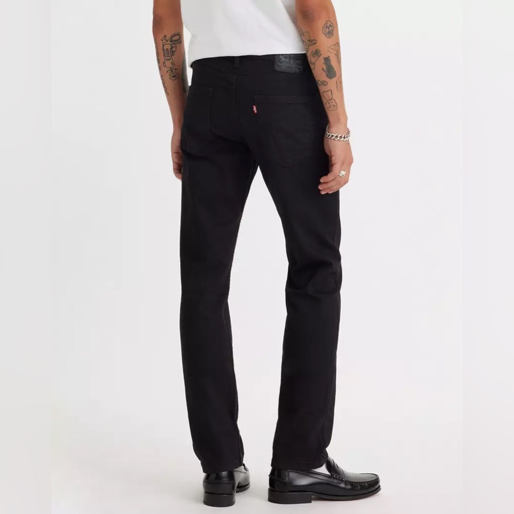 LEVI'S
511™
SLIM
STRETCH
SITS BELOW WAIST
SLIM FROM HIP TO ANKLE in BLACK